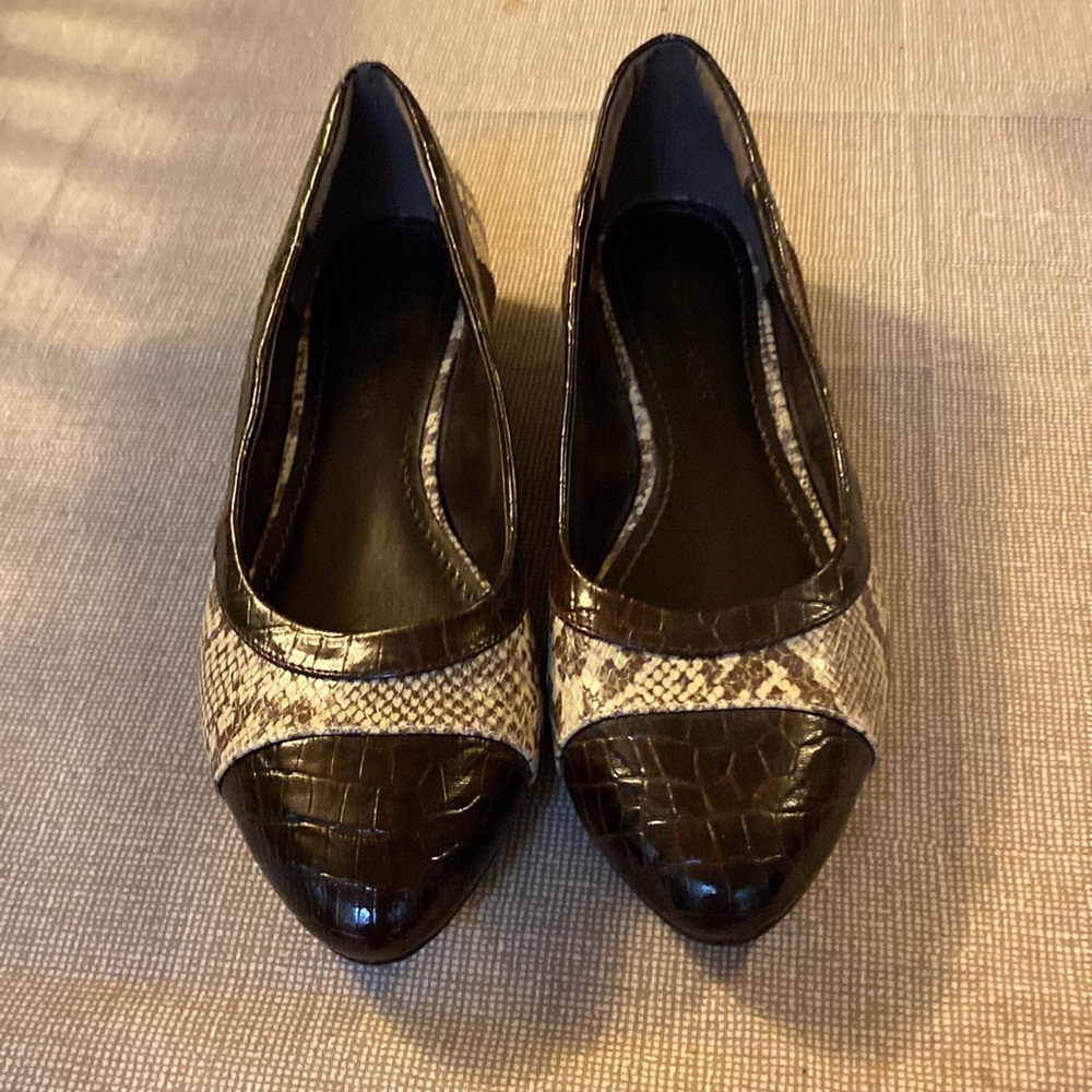 Newport News brown and tan flat like new condition size 7
